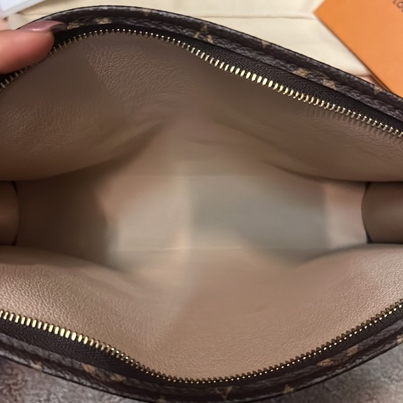 💯% Authentic Louis Vuitton Toiletry 26✨ - Picture 4 of 9